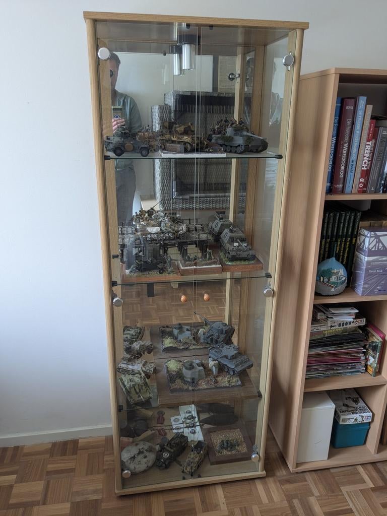 Vitrinekast met glazen deuren en spiegelwand, Huis en Inrichting, Kasten | Vitrinekasten, Ophalen