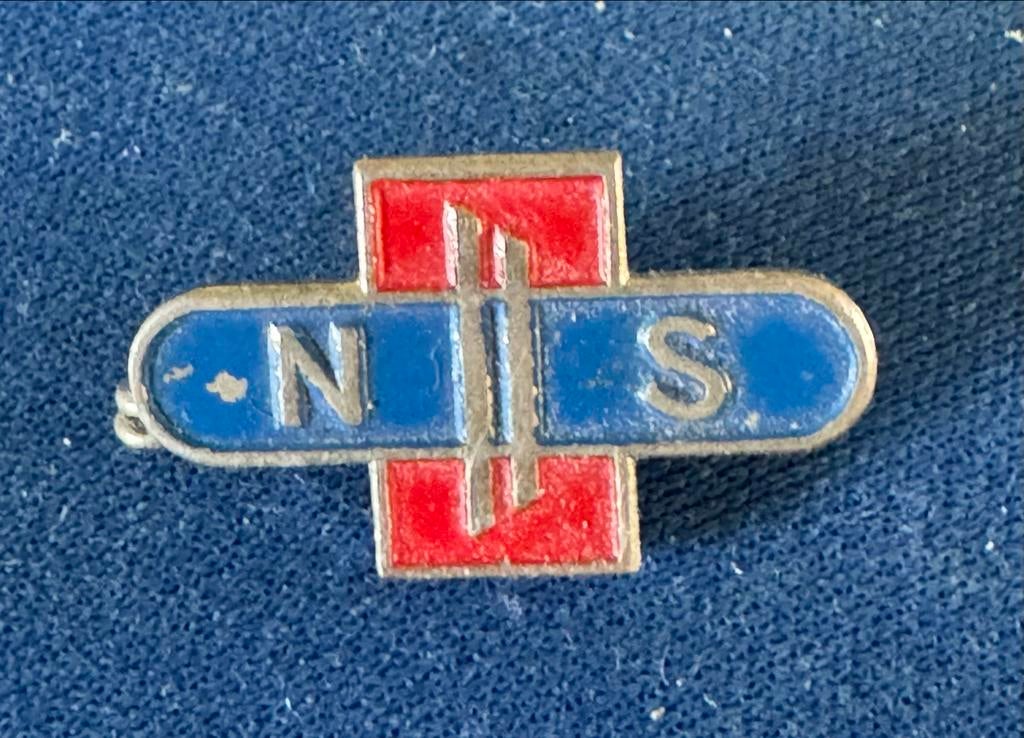 Vintage NS Speldje - Rood, Blauw & Zilverkleurig, Verzamelen, Speldjes, Pins en Buttons, Gebruikt, Speldje of Pin, Transport, Ophalen of Verzenden