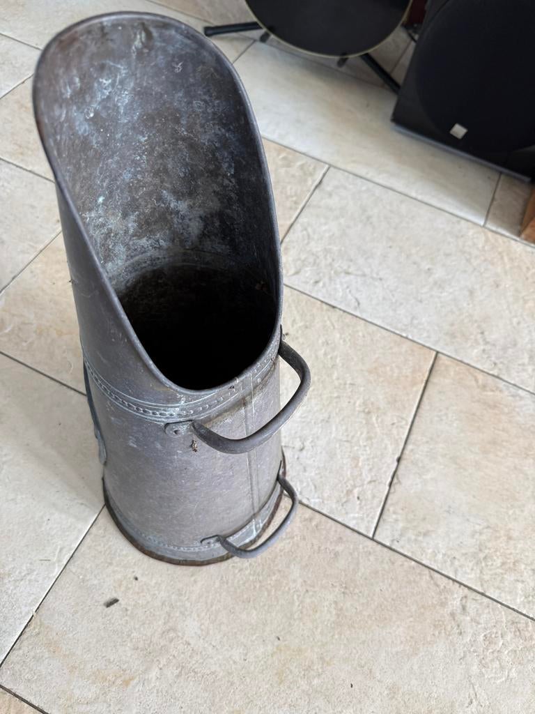 Antieke kolenkit / haardemmer van metaal, Ophalen