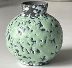 Een  vaas met groen glazuur, gemerkt "HK living", Ophalen of Verzenden