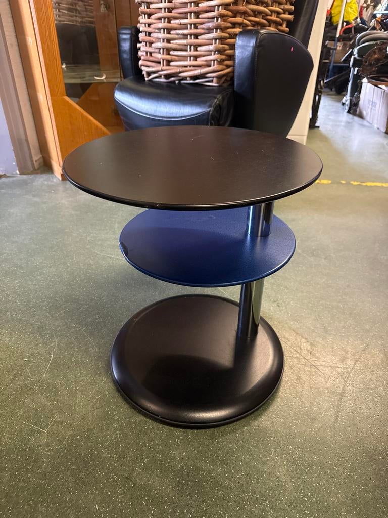 Leolux bijzettafel - Blauw/Zwart, Huis en Inrichting, Tafels | Bijzettafels, Minder dan 55 cm, Gebruikt, Metaal of Aluminium, Rond