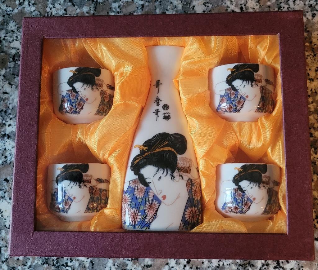 SAKE SET IN CADEAU VERPAKKING, Antiek en Kunst, Ophalen of Verzenden