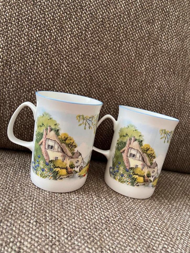 Bone China Bekers met Boerderij Afbeeldingen, Huis en Inrichting, Keuken | Servies, Zo goed als nieuw, Kop(pen) en/of Schotel(s)