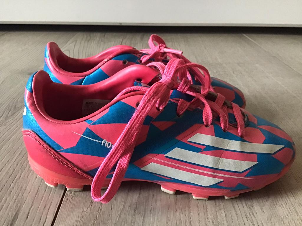 Roze voetbalschoenen Adidas F10 maat 29, Sport en Fitness, Voetbal, Gebruikt, Maat XS of kleiner, Schoenen, Ophalen of Verzenden