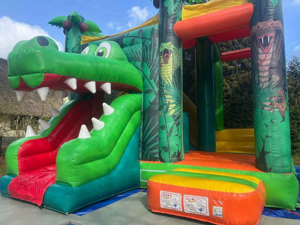 Groot opblaasbaar springkasteel met krokodil en glijbanen, Ophalen, Gebruikt