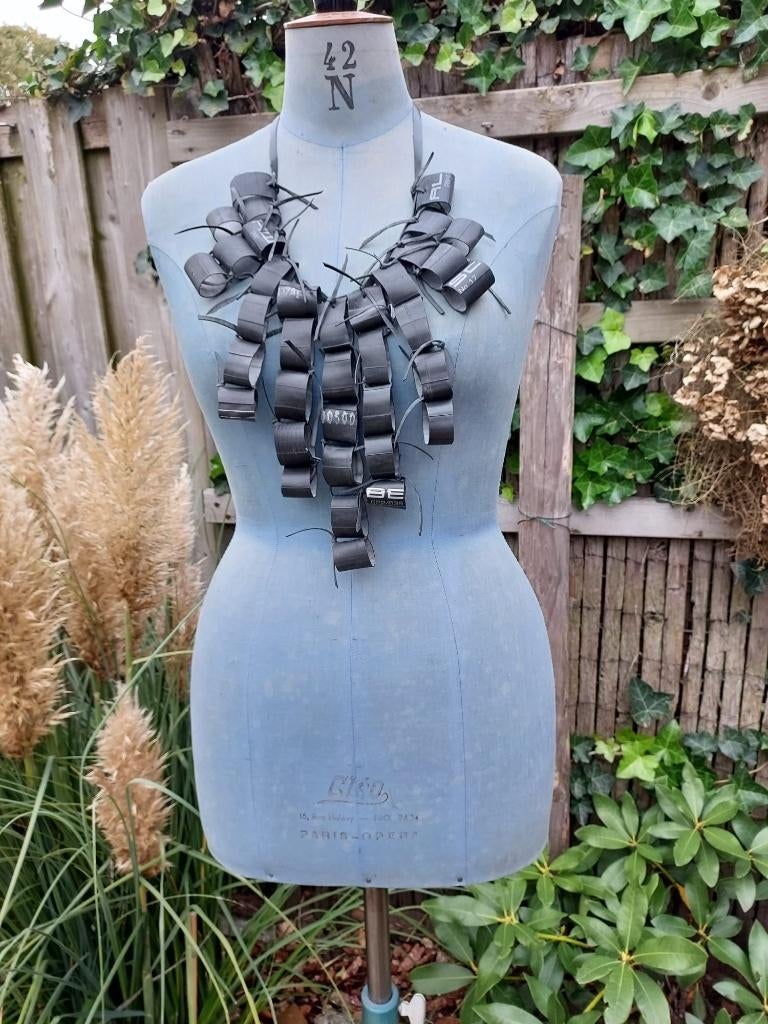 Uniek! Bijzonder upcycled rubberen halssierraad, Sieraden, Tassen en Uiterlijk, Verzenden, Nieuw, Zwart, Overige materialen
