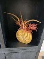Mooie gouden vaas opgemaakt met kunsttakken, Huis en Inrichting, Kamerplanten, Ophalen of Verzenden, Halfschaduw, Minder dan 100 cm