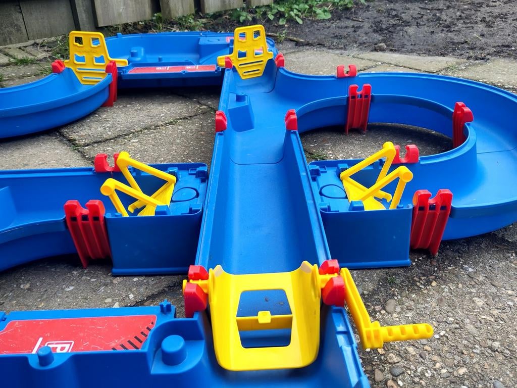 Leuke waterbaan met bootje en accessoires, Kinderen en Baby's, Speelgoed | Buiten | Los speelgoed, Ophalen, Gebruikt