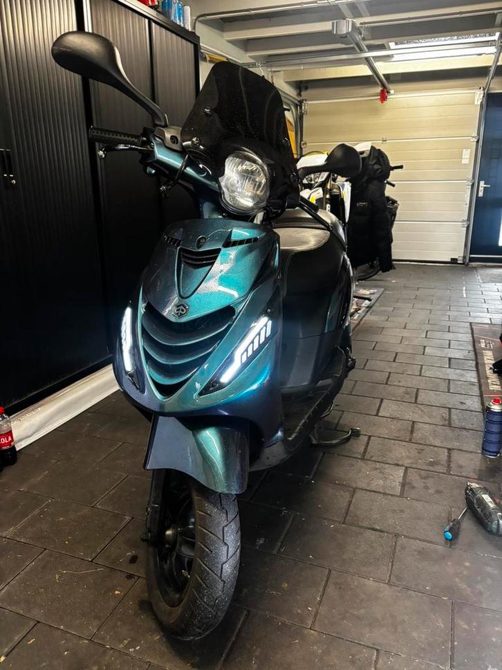 Piaggio Zip 4 takt, Fietsen en Brommers, Scooters | Piaggio, Zo goed als nieuw, Zip, Benzine, Ophalen of Verzenden