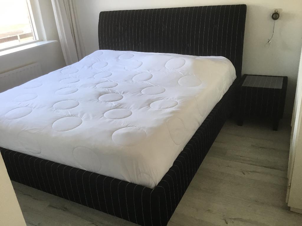 Bed, Ophalen, Zwart, Tweepersoons, Zo goed als nieuw