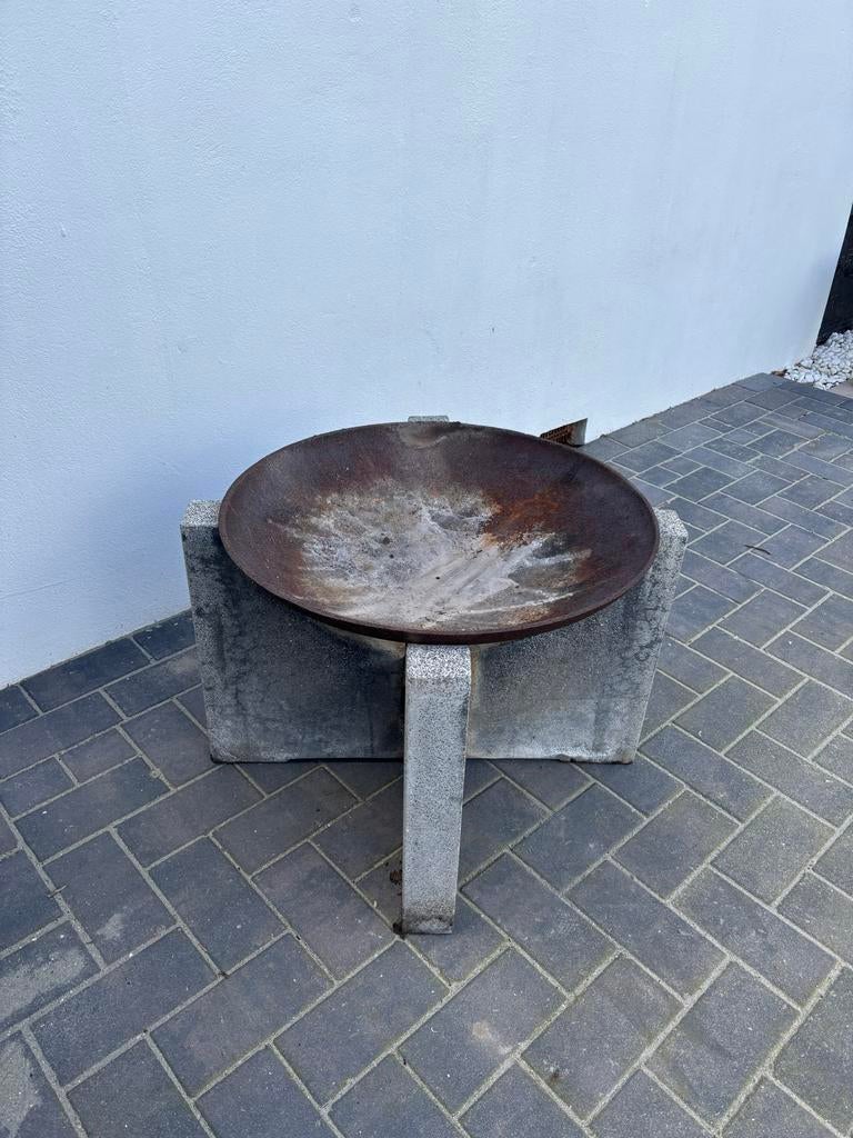 Vuurschaal met betonnen onderstel, Ophalen, Gebruikt