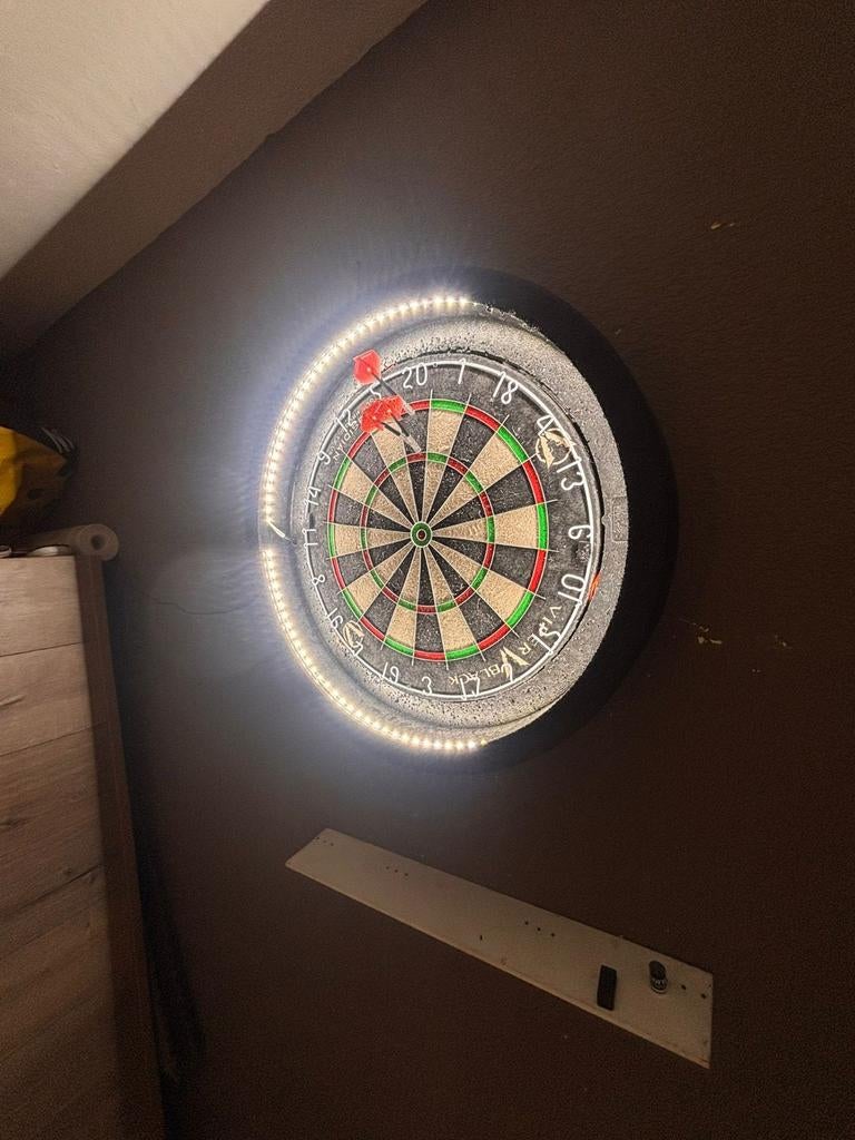 Mooi dartbord met verlichting, Ophalen, Gebruikt, Dartbord