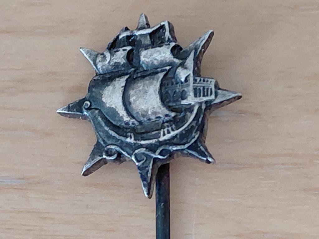 Speld De Nieuwe Compagnie van Verre NCV Nyenrode Business U, Ophalen of Verzenden, Zo goed als nieuw, Overige onderwerpen, Speldje of Pin