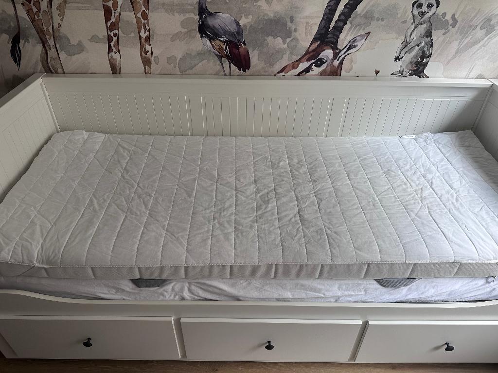 Hemnes ikea uitschuifbed en inclusief matrassen, Ophalen, Gebruikt, Wit, Tweepersoons