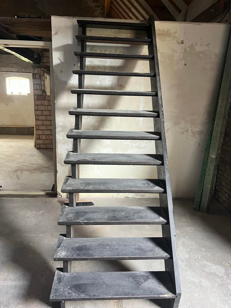 Houten trap: zeer solide, Doe-het-zelf en Verbouw, Ladders en Trappen, Ophalen, Gebruikt, Trap, 2 tot 4 meter