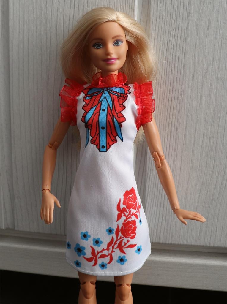 Barbie kleding nieuw - Korte jurk wit met rood en blauw, Ophalen of Verzenden, Nieuw, Barbie