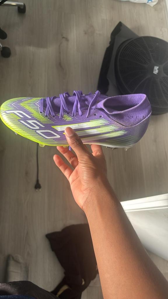 Adidas voetbalschoenen nieuwe maat 42.5, Sport en Fitness, Voetbal, Ophalen of Verzenden, Gebruikt, Schoenen