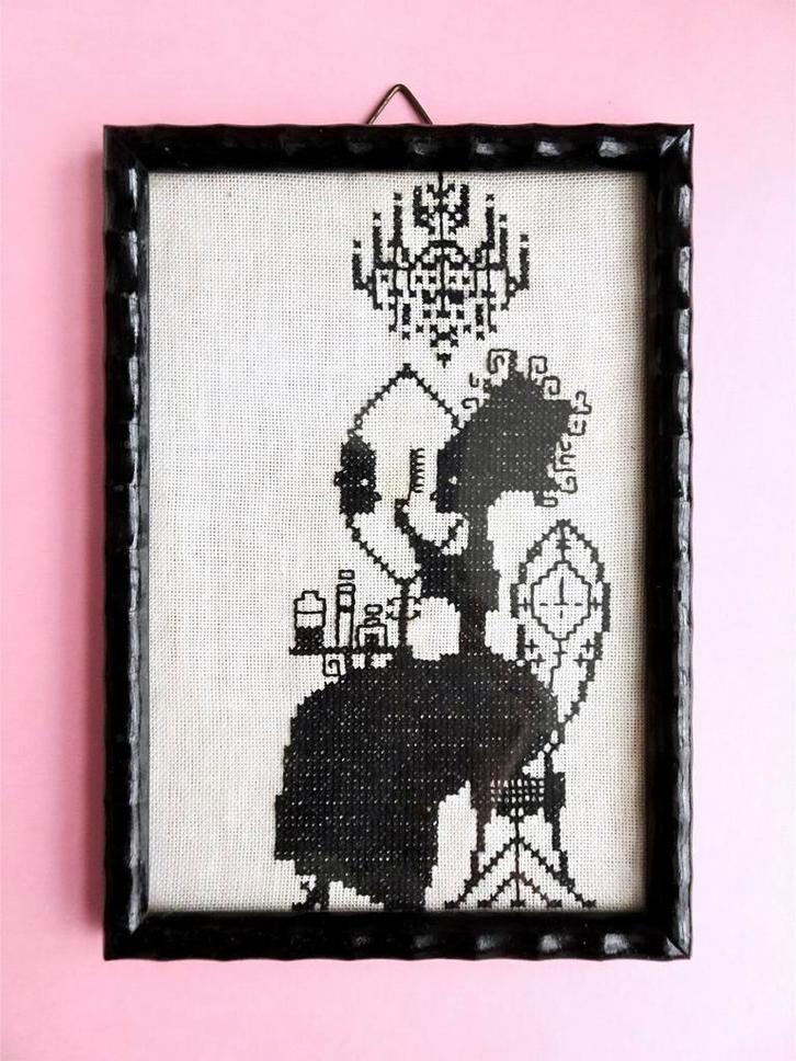 Vintage borduurwerk lijstje zwart wit kroonluchter boudoir, Huis en Inrichting, Woonaccessoires | Wanddecoraties, Zo goed als nieuw