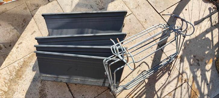 4 bloembakken met metalen houders, Tuin en Terras, Bloembakken en Plantenbakken, Gebruikt, Kunststof, Balkon, Tuin, Minder dan 30 cm