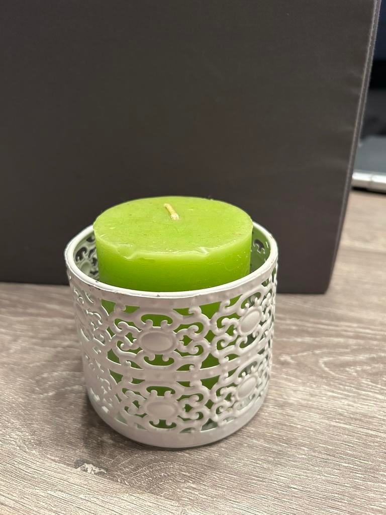 Ijzer kaars houder + groen kaars / 9,5x8 cm, Overige materialen, Ophalen of Verzenden, Zo goed als nieuw, Minder dan 25 cm