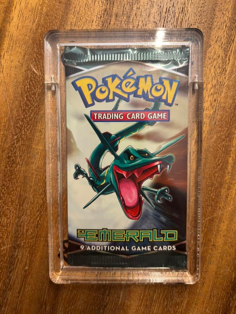 Pokemon sealed booster pack ex emerald rayquaza artwork, Verzenden, Zo goed als nieuw