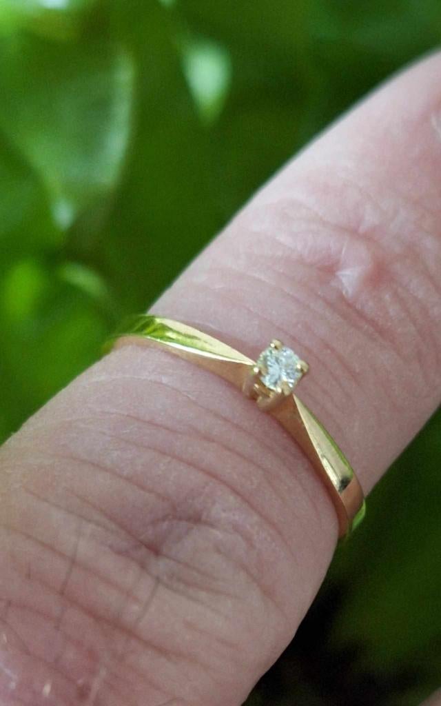 Pracht gouden ring met 0,05 crt diamant, solitair gezet💎, Gebruikt, ., Ophalen of Verzenden, Met edelsteen