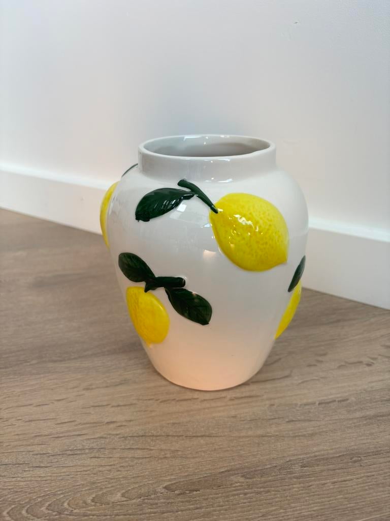 Witte vaas met citroenen keramiek NIEUW 17 cm, Wit, Aardewerk of Porselein, Nieuw, Ophalen of Verzenden