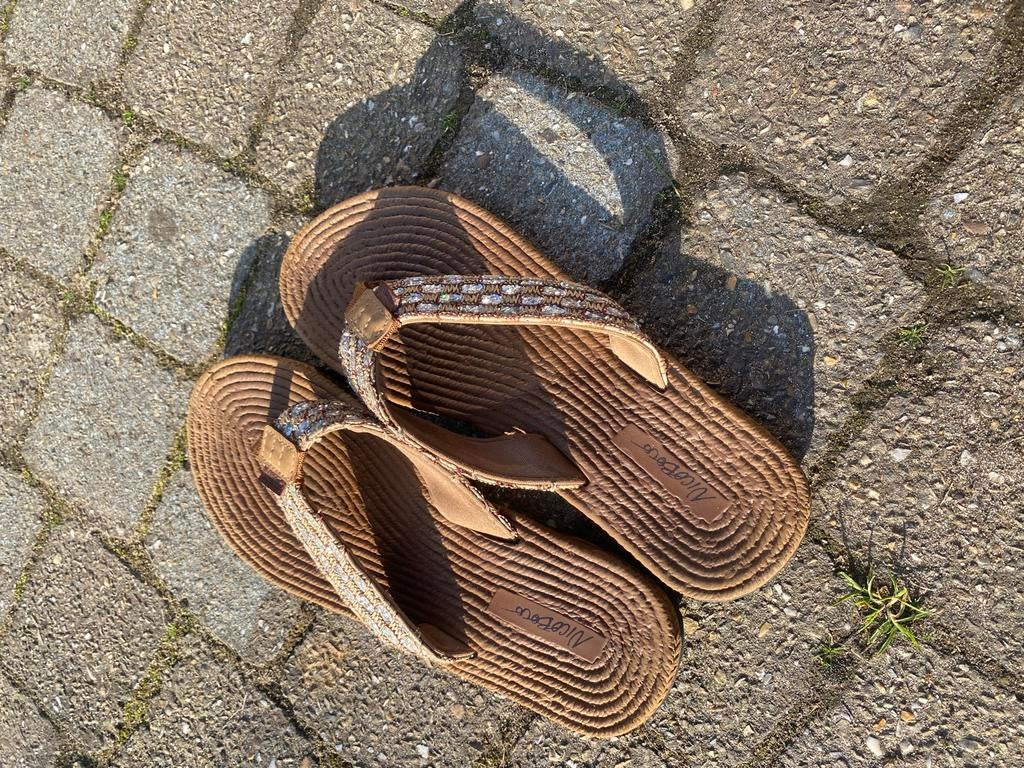 NicoBoco Slippers - Zo goed als nieuw, Kleding | Dames, Ophalen of Verzenden, Zo goed als nieuw, Bruin, Slippers