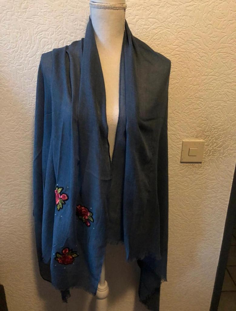 Omslagsjaal - diverse 7,50 € per stuk, Kleding | Dames, Mutsen, Sjaals en Handschoenen, Ophalen of Verzenden, Zo goed als nieuw