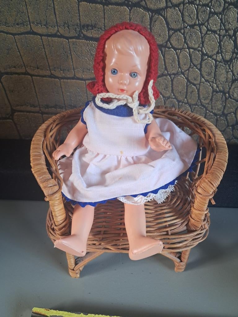 Antiek popje met rieten stoeltje, Ophalen of Verzenden, Gebruikt, Pop