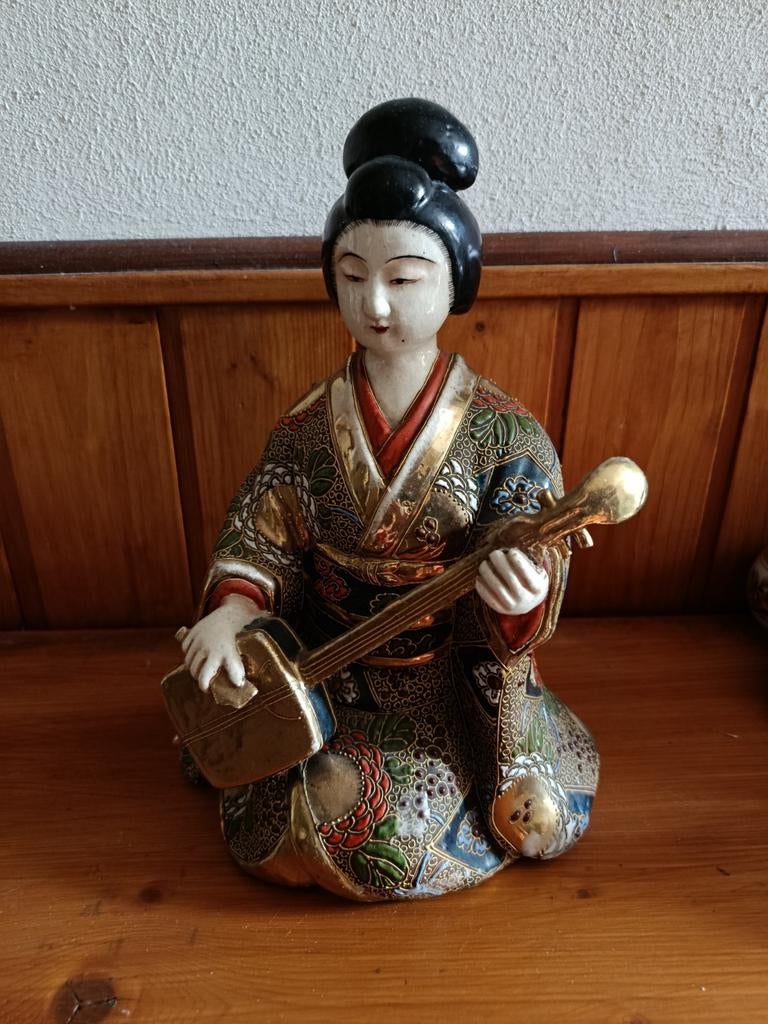 Prachtig Satsuma beeld van geisha met shamisen, 26 cm, Antiek en Kunst, Handgemaakt, Verzenden, 20 - 50 cm, Steen of Keramiek