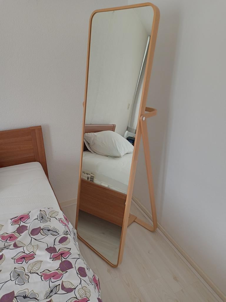 Ikea Ikornnes staande spiegel van essen, zo goed als nieuw, Huis en Inrichting, Woonaccessoires | Spiegels, Ophalen of Verzenden