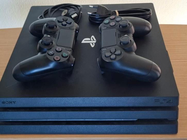 PS4 Pro met 2 controllers, Spelcomputers en Games, Spelcomputers | Sony PlayStation 4, Zo goed als nieuw, Pro, 1 TB, Met 2 controllers