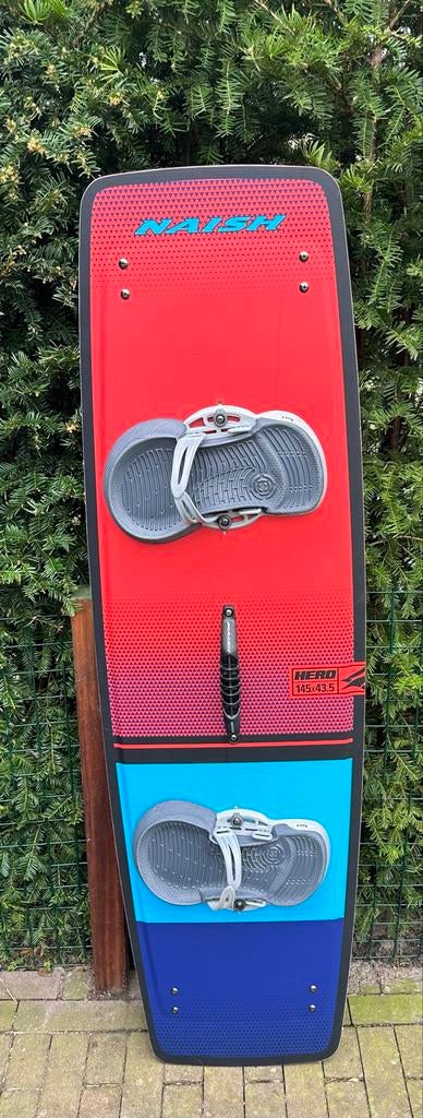 Naish Hero Kiteboard 145x43.5 - Goede staat, Watersport en Boten, Kitesurfen, Twintip, Ophalen, Gebruikt, Kiteboard