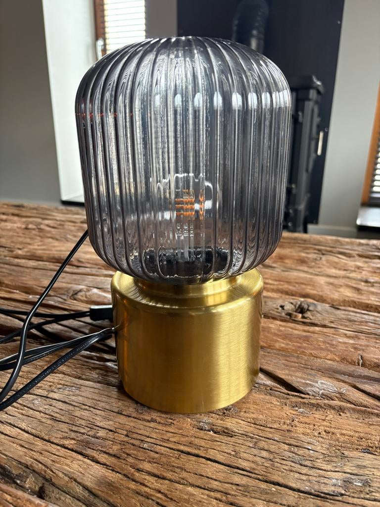 IKEA SOLKLINT Tafellamp met glazen kap en goudkleurige voet, Huis en Inrichting, Lampen | Tafellampen, Zo goed als nieuw, Minder dan 50 cm