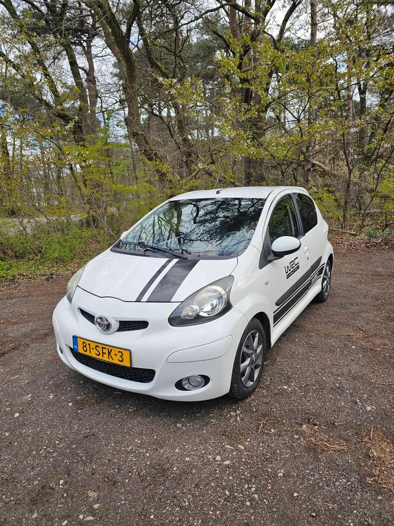Toyota Aygo 1.0 12V Vvt-i 5DRS 2011 Wit, Auto's, Voorwielaandrijving, Stof, Zwart, 4 stoelen