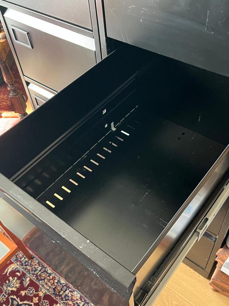 Twee afsluitbare archief lade kasten, incl. mappen, Zo goed als nieuw, Metaal, 50 tot 75 cm, 50 tot 100 cm