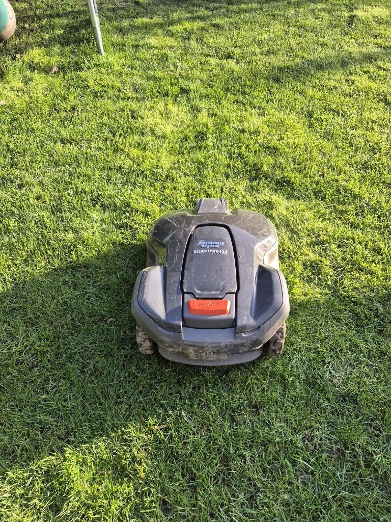 Husqvarna AUTOMOWER 305 Robotmaaier - 600m2, Ophalen, Bestuurbaar via app, Zo goed als nieuw, 20 tot 25 cm