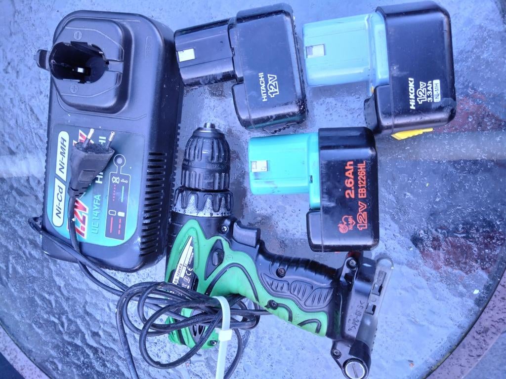 Hitachi boormachine met lader en 3 accu's, Ophalen of Verzenden