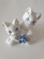 Porseleinen beeldje van twee katten met bloem, Antiek en Kunst, Antiek | Porselein, Ophalen of Verzenden