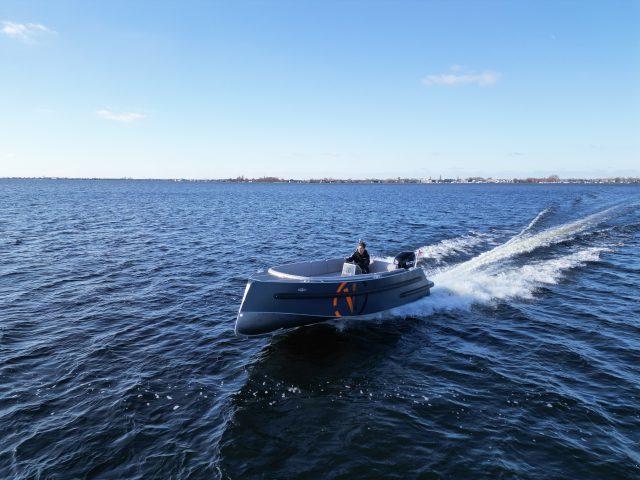 Van Vossen Sport R 700 XL (bj 2026), Watersport en Boten, Speedboten, Nieuw, 6 meter of meer, Overige brandstoffen, 200 pk of meer
