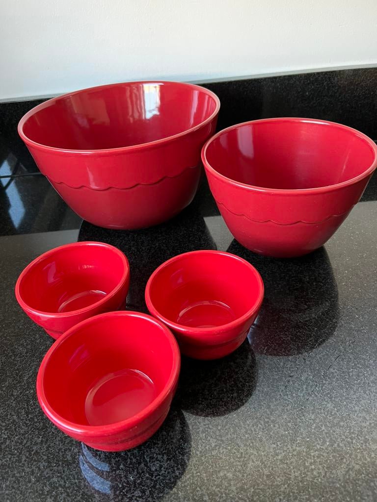 Set Crate en Barrel rode kommen, Huis en Inrichting, Ophalen of Verzenden, Kom(men), Overige stijlen, Glas