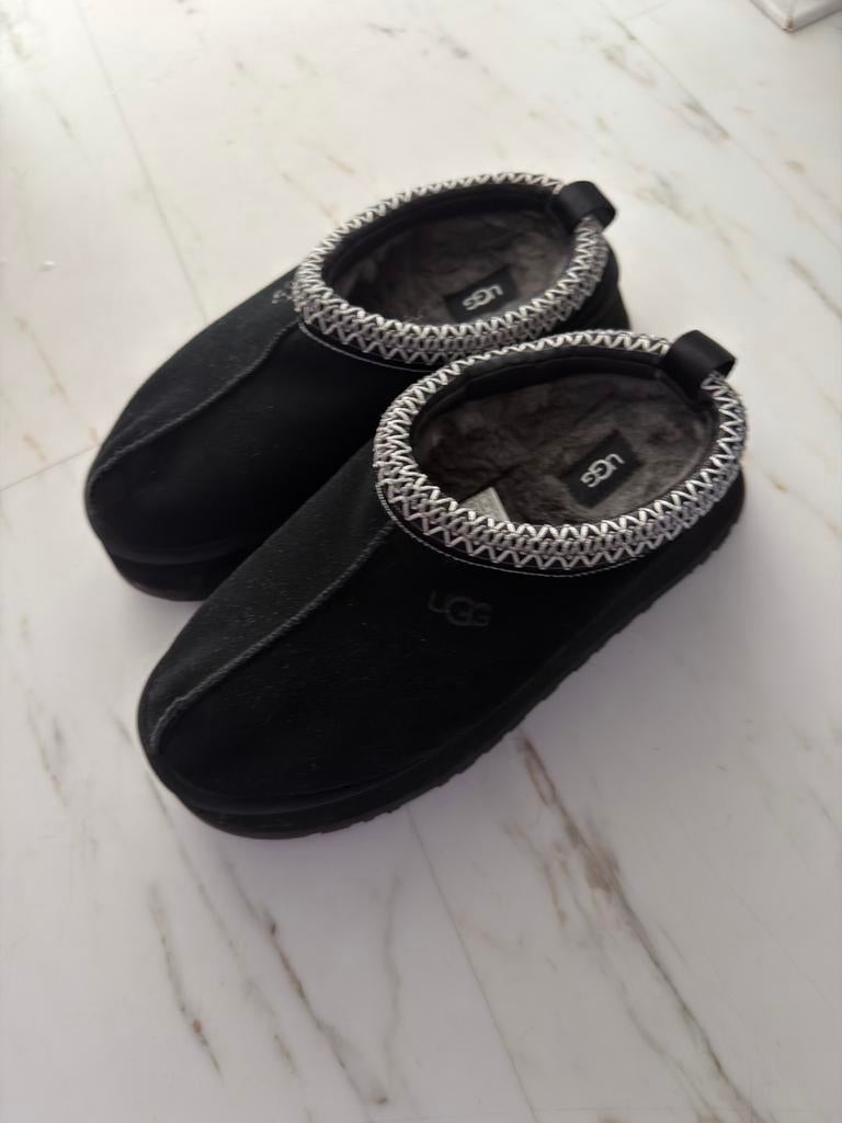 Ugg Tasman - Zwart - Maat 39 - zo goed als nieuw!, Kleding | Dames, Schoenen, Ophalen of Verzenden, Zo goed als nieuw, Zwart, Pantoffels of Sloffen