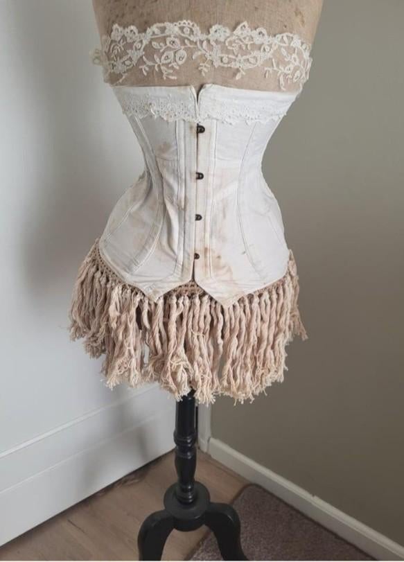 Wespentaille paspop, Ophalen