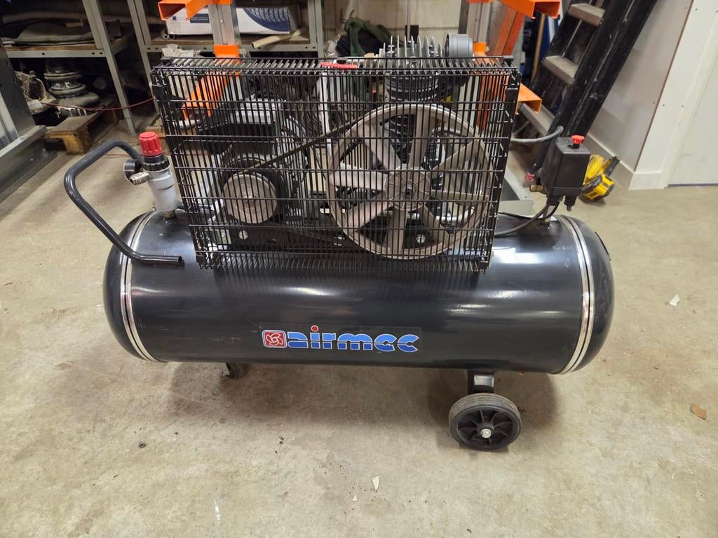 AirMec Compressor - Zo goed als nieuw, slechts 100 uur!, Doe-het-zelf en Verbouw, Compressors, Ophalen