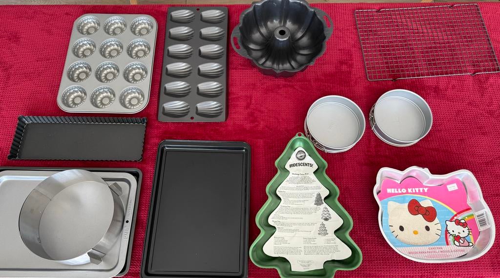 Diverse bakvormen, waaronder kerstboom  en Hello Kitty, Ophalen of Verzenden, Metaal, Meerkleurig, Overige merken