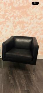 Gratis: Twee zwarte leren fauteuils met glazen salontafel, Gebruikt, Twee, Zwart, Leer