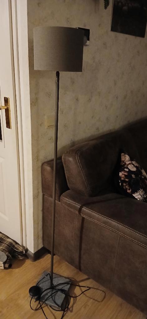 Aura peeperkorn lampenkap, staande lamp met stenen voet, Huis en Inrichting, Lampen | Vloerlampen, Zo goed als nieuw, 100 tot 150 cm