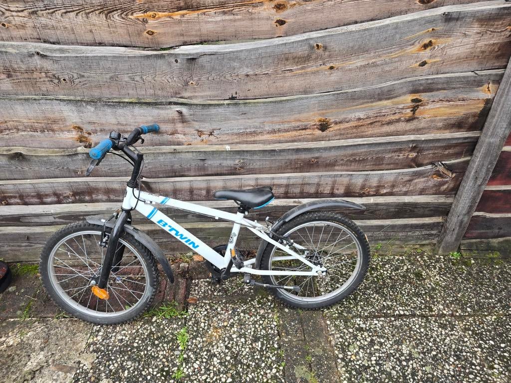 Drie kinderfietsen: groen, wit en wit, Ophalen of Verzenden