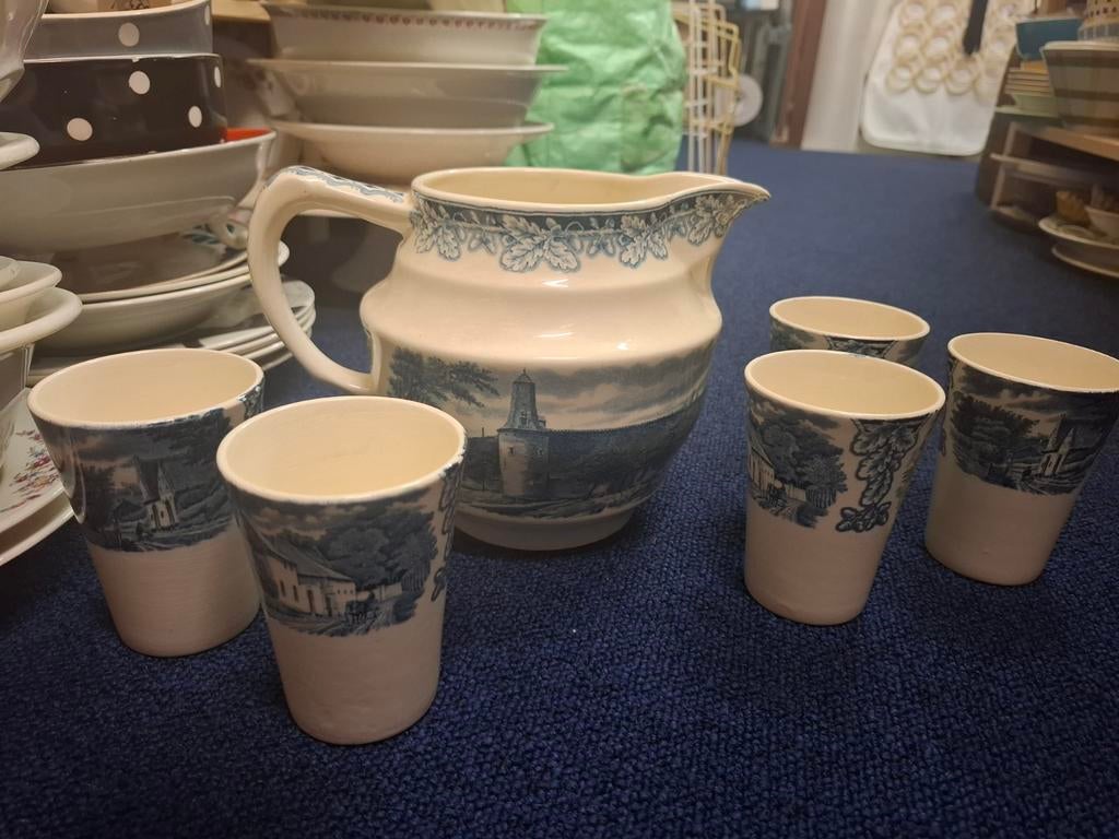 Grote melkkan met bekers, Boerenhoeve blauw, Ophalen of Verzenden, Overige stijlen, Kop(pen) en/of Schotel(s)